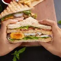 O femeie a mers să-și cumpere un sandwich, lăsând tips 7000 de dolari. Ce face când își dă seama - Foto: Profimedia / imagine cu caracter ilustrativ
