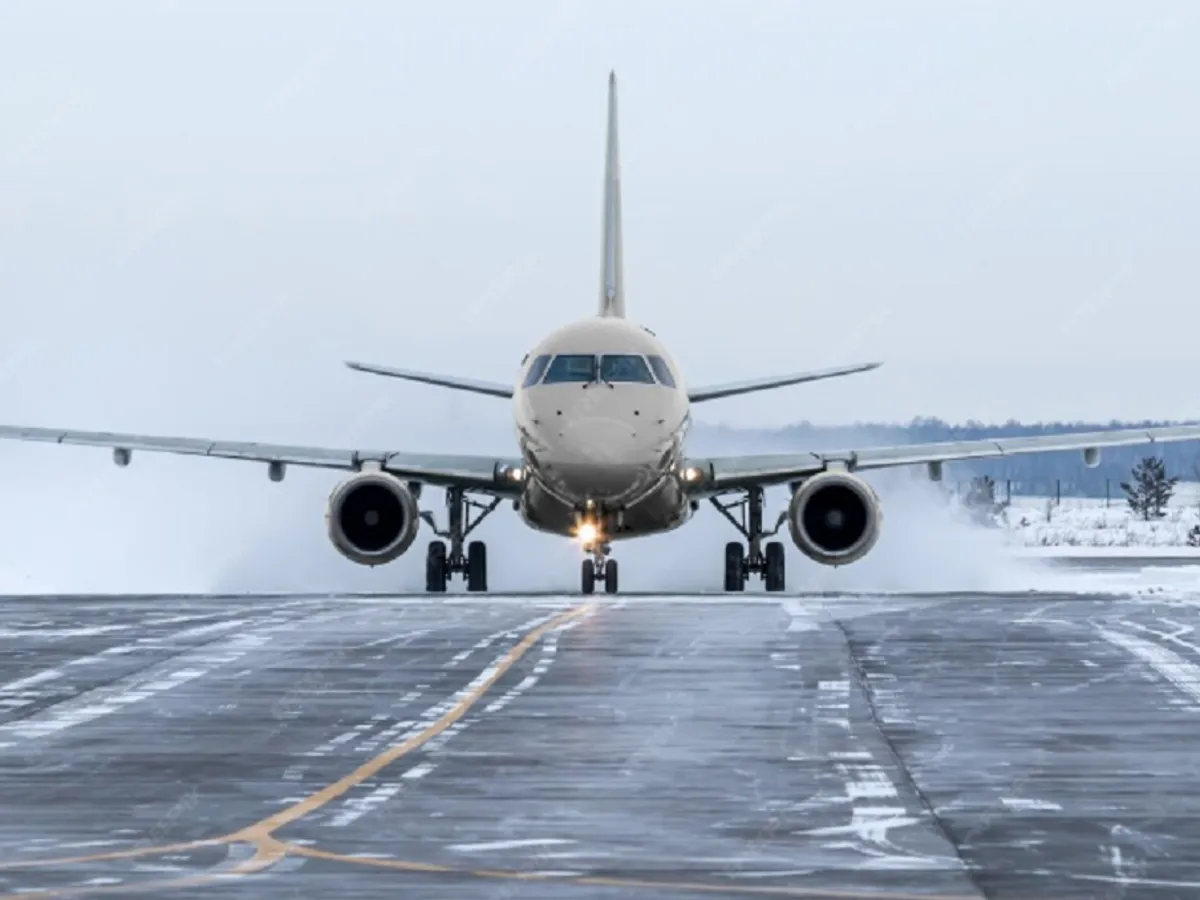 Avion pe pistă, iarna - Foto: Freepik (rol ilustrativ)