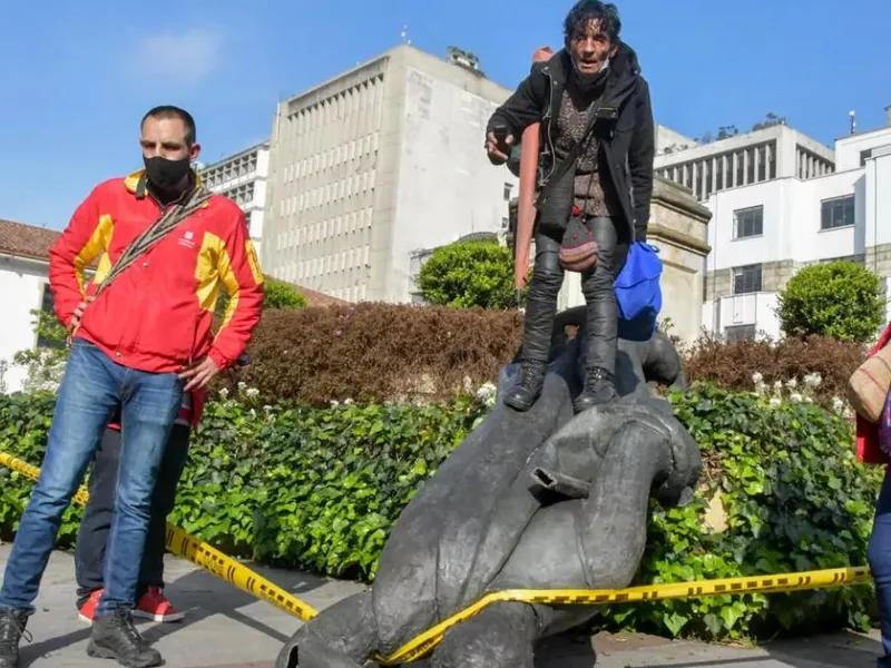 Indigenii Misak au demolat vineri o statuie a conchistadorului spaniol Gonzalo Jiménez de Quesada/Foto: AFP