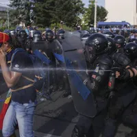 Jandarmii intervenind împotriva manifestanților pașnici, la 10 august 2018 Foto: Inquam