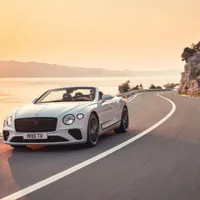 Continental GT Convertible păstrează eleganța și stilul predecesorilor săi.