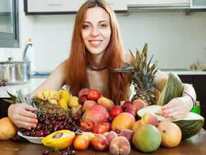 Femeie frumoasă care spală fructe și legume - Foto: Freepik (imagine cu rol ilustrativ)