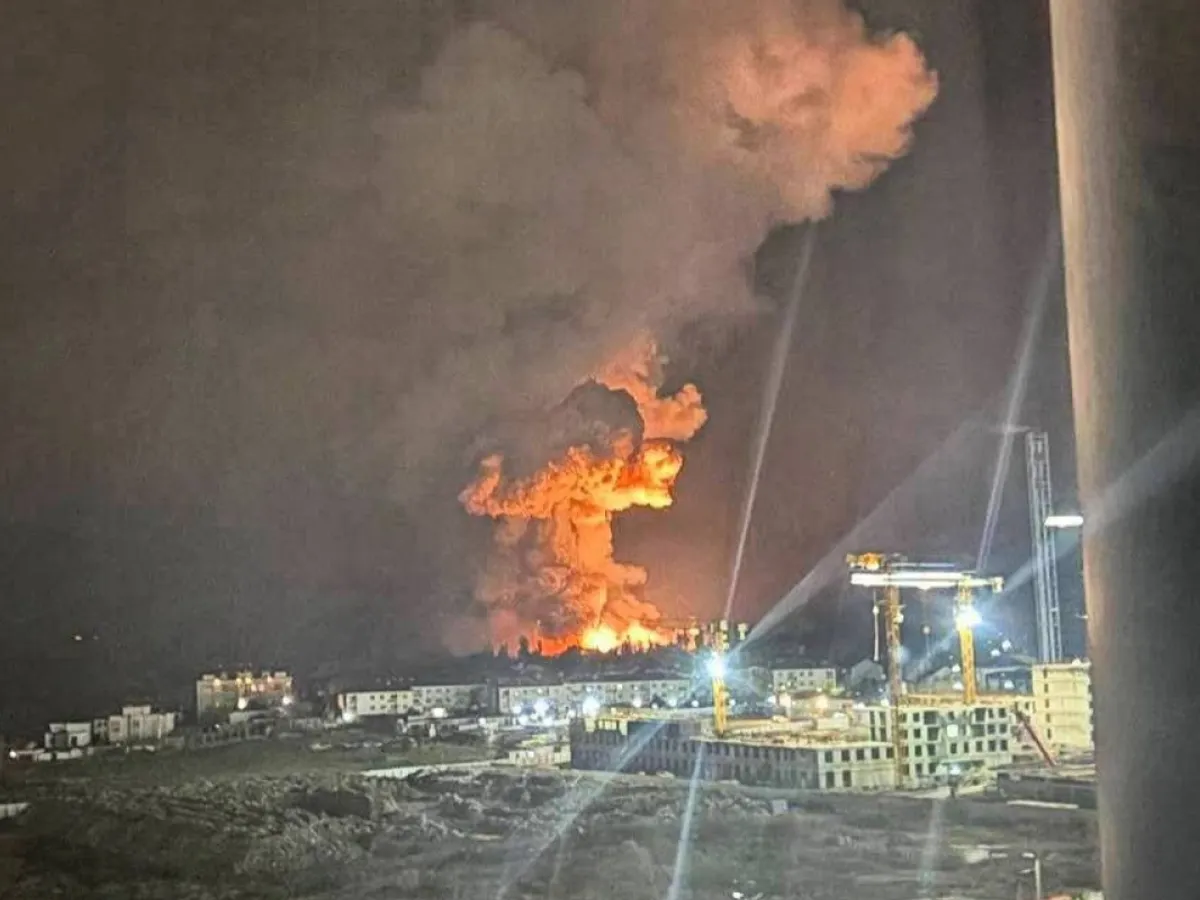 Terminalul petrolier Sheskharis, în flăcări - Foto: X/ @NOELreports