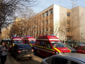 Mai multe ambulanțe SMURD au fost trimise la Școala 133. FOTO: Adevărul