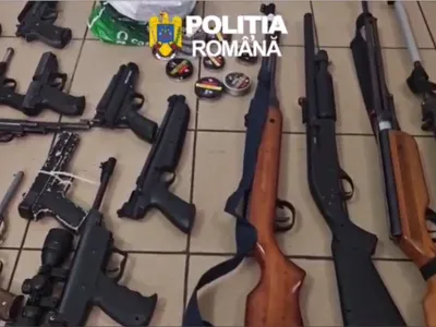 Arme ilegale confiscate de polițiști - Foto: captură video IGPR