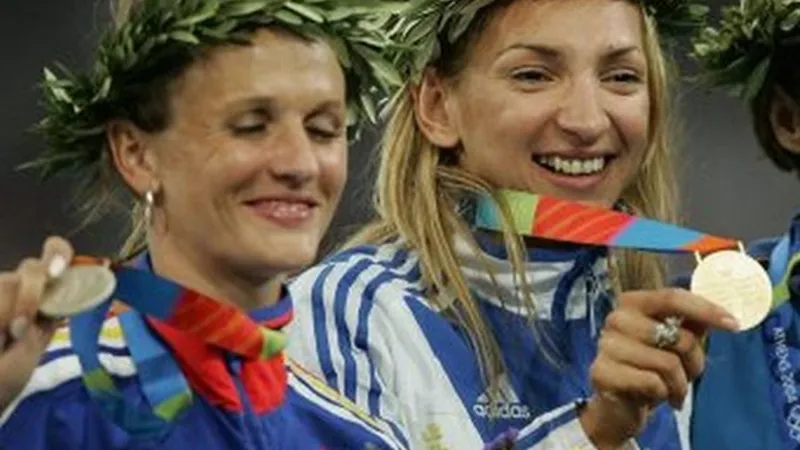 Ionela Tîrlea (stanga) avea o forță musculară care-i smulgea tendoanele Foto: COSR.ro