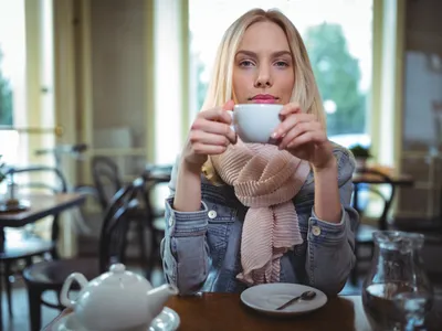 Femeie care bea dintr-o cană de cafea - Foto: Freepik (rol ilustrativ)