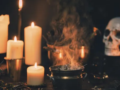 Un milion de lei, „sacrificați” în numele lui „Bau”. Un ieșean păcălit că vorbește cu o entitate supranaturală