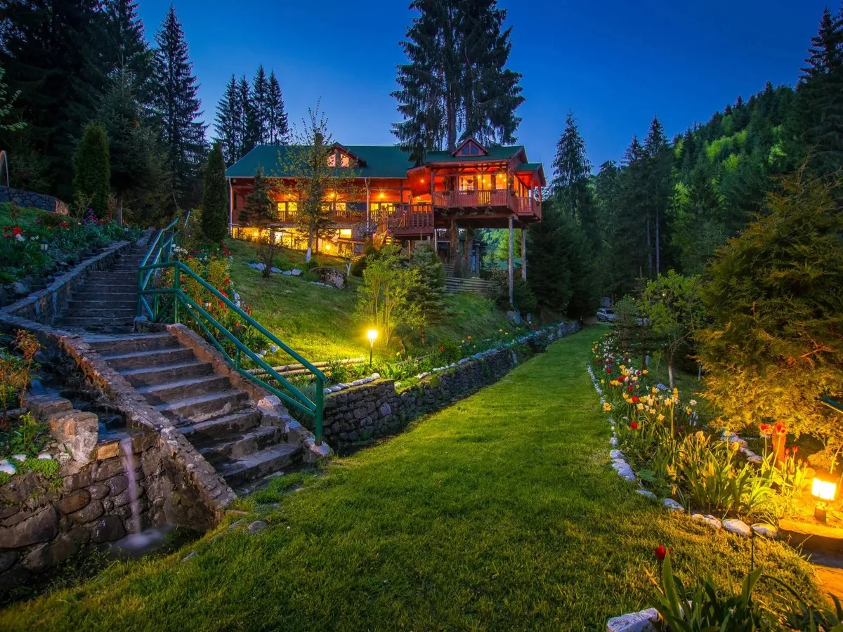 Fosta casă de vânătoare a lui Ceaușescu de la Gura Siriului, transformată în hotel de lux - Foto: sothebysrealty.com
