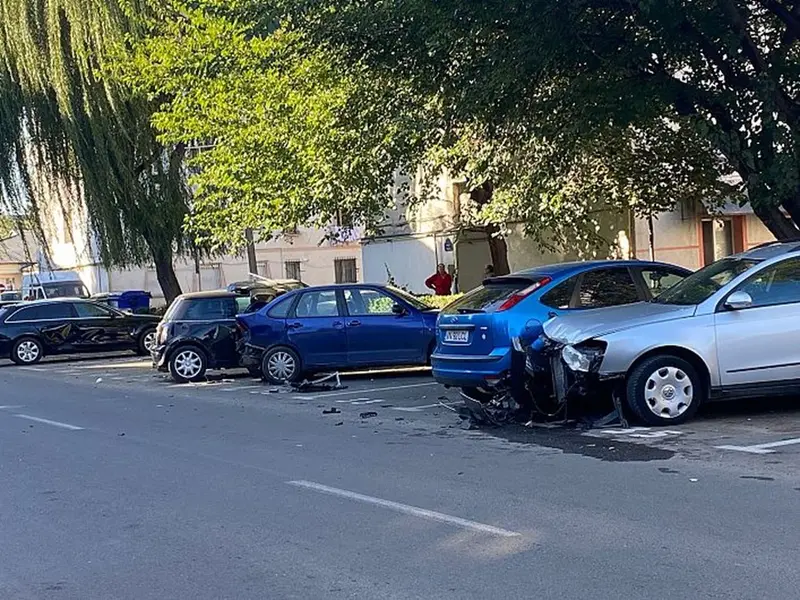 O șoferiță neatentă a lovit șapte mașini parcate. Ce amendă a primit femeia? - Foto: Ziarul de Vrancea