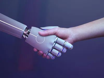 Strângere de mână cu o mână robotică - Foto: magnific.com/rawpixel.com