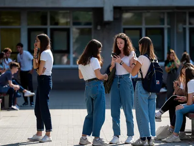 Foto: Absolvenții pot da examenul de BAC Sursa: Imagine generată de AI prin Reve.Art