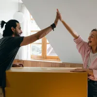 Un cuplu se mută (imagine cu Foto: pexels.com/Ketut Subiyanto