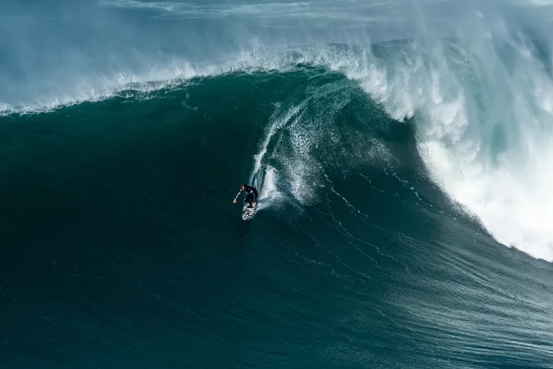 Surfer val uriaș