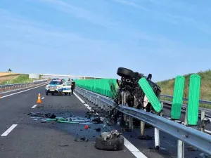 Accident grav, pe „Autostrada Ford”. Un șofer de 21 ani s-a răsturnat singur cu mașina - Foto: ISU