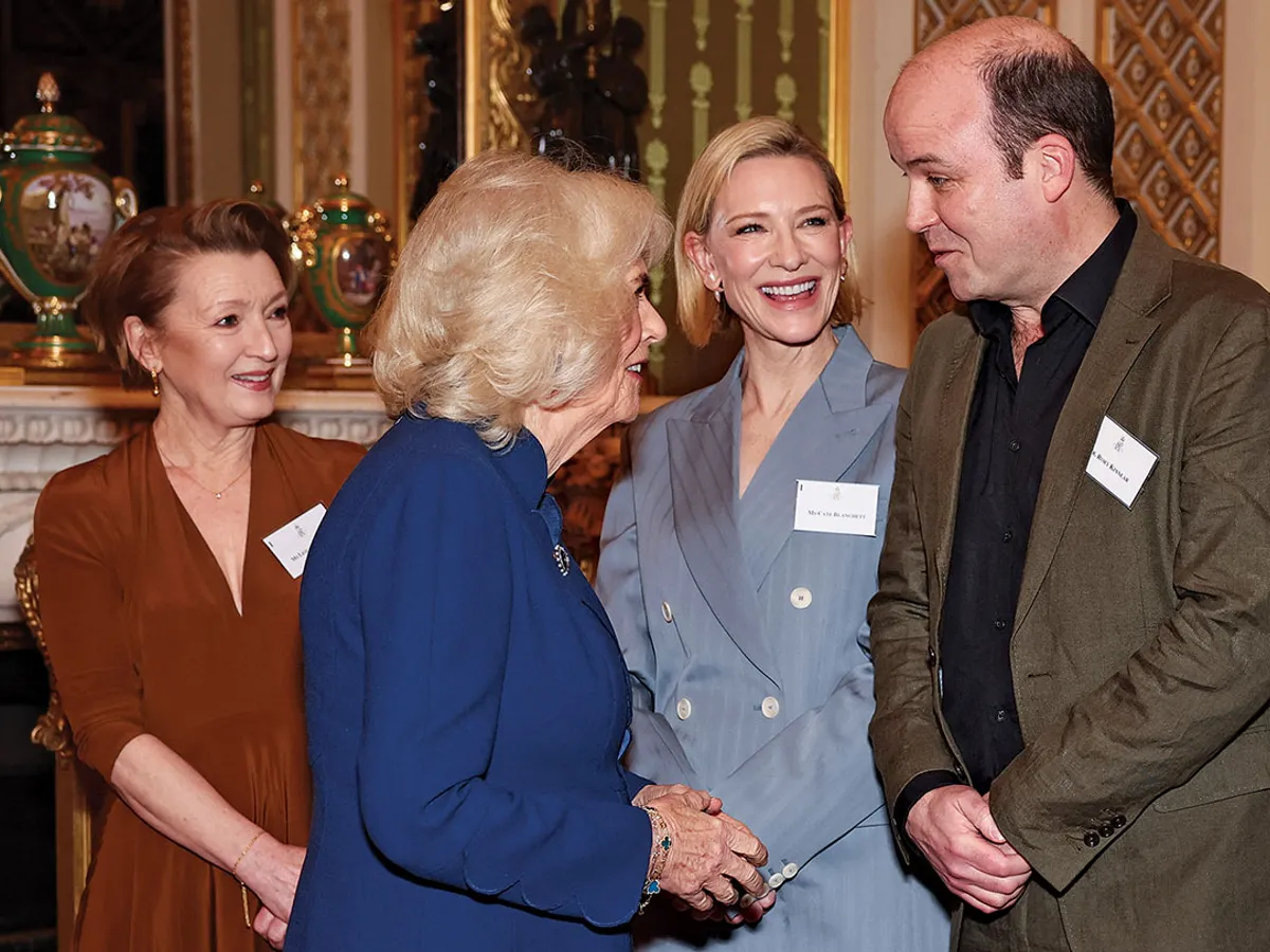ÎNDATORIRI De la stânga la dreapta: Camilla salută copiii din Middlesbrough și pe actorii Lesley Manville, Cate Blanchett și Rory Kinnear la palat