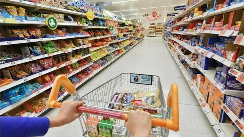 Coșuri de cumpărături va fi mai ieftin în curând. Cât vor costa alimentele până în ianuarie 2024 Foto: Ziarul de Iași (fotografie cu caracter ilustrativ)