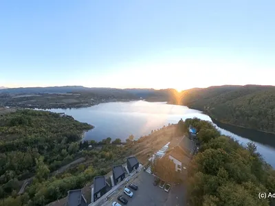 Un lac superb din vestul României își recapătă strălucirea. Cum îl readuce la viață o șosea spectaculoasă, modernizată după decenii