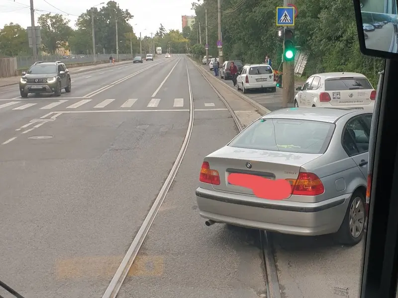 La Timișoara un șofer și-a parcat BMW-ul pe șinele de tramvai chiar în fața Spitalului Victor Babeș. / Foto: Facebook