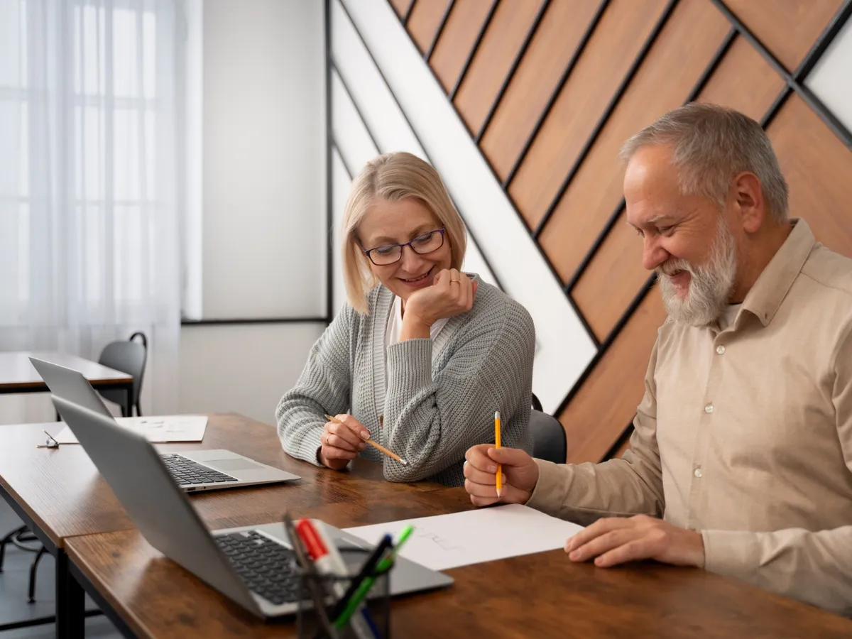 Pensionari care scriu Foto: Freepik (rol ilustrativ)