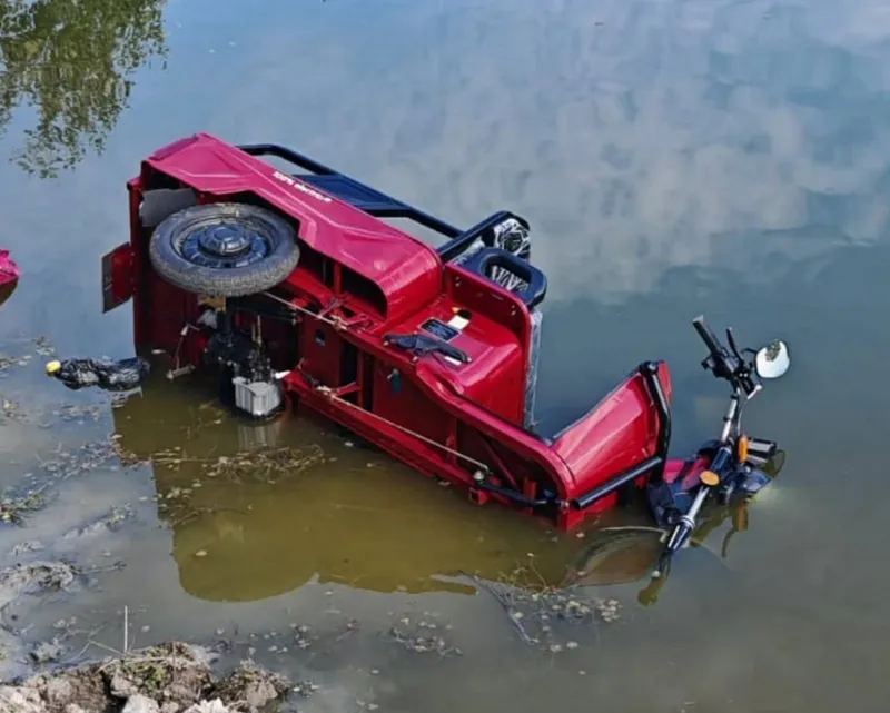 Doi pensionari au căzut cu un triciclu electric &icirc;ntr-un canal de irigații plin cu apă și au ajuns la spital - Foto: ISU Giurgiu