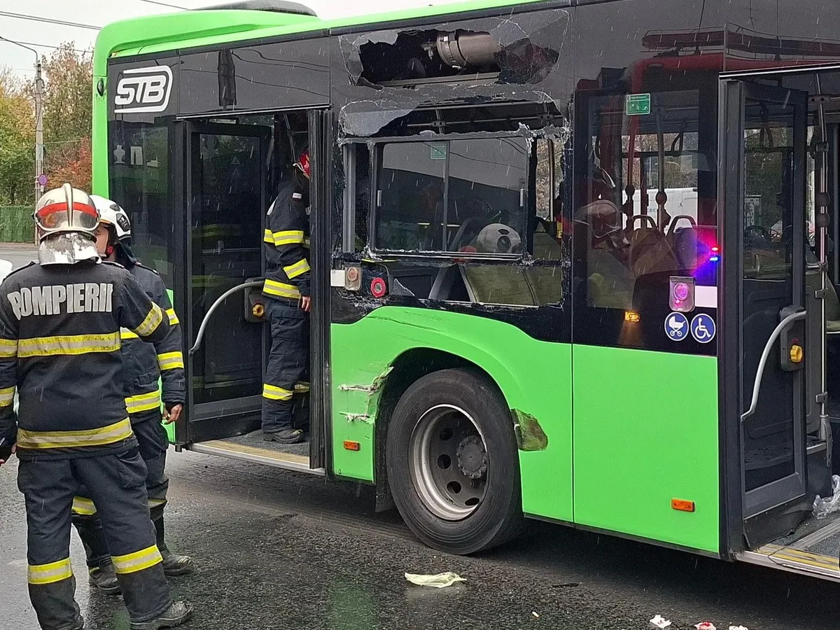 Accident grav în București. Un autobuz s-a ciocnit de un tramvai. Sunt 7 victime