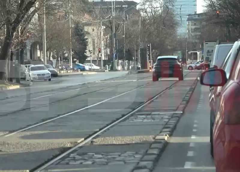 Ginerele lui Adriean Videanu trece cu Porsche-ul pe roșu și depășește pe linia de tramvai. / Foto: captură video