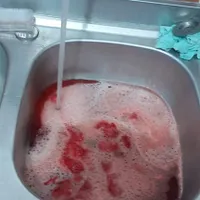 Sânge contaminat aruncat în canalizare Foto: Facebook Emanuel Ungureanu