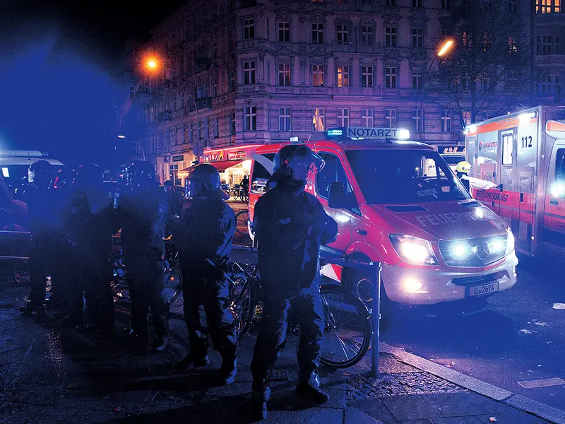 O bombă cu bile a fost detonată lângă o mașină de poliție în Berlin-Neukölln la 4 noiembrie. Un copil și doi ofițeri de poliție au fost răniți - Foto: Profimedia Images