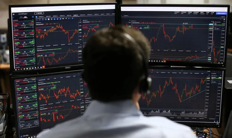 Un trader urmăreşte datele de piaţă, la London Stock Exchange - Foto: Profimedia Images