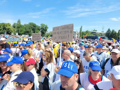 Profesorii continuă și luni greva FOTO: FSLI