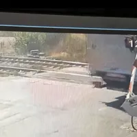 VIDEO Trei trenuri au avut întârzieri din cauza unui șofer de camion inconștient/FOTO: Facebook/CFR Infrastructura