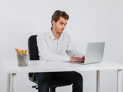 Bărbat care stă pe internet, pe laptop - Foto: Freepik