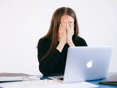 Femeie stresată în fața laptopului - Foto: Pexels.com (rol ilustrativ)