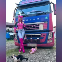 O șoferiță româncă de 35 de ani face furori. Se îmbracă stil Barbie și conduce un TIR roz - Foto: captură video/gandul.ro