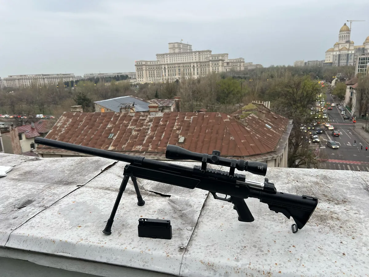 Momente de panică într-un bloc din București. Au fost alertate forțele speciale. Ce s-a întâmplat? - Foto: imagini amator
