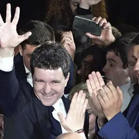 Nicuşor Dan, duminică seară, în faţa susţinătorilor săi, sărbătorind victoria - Foto: Profimedia Images