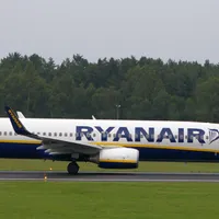 O companie aeriană vrea să limiteze consumul de alcool în avion. Le recomandă consumul de ceai Foto: Facebook/ Ryanair