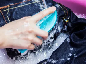 Cât de des trebuie să îți speli blugii? Omul care conduce Levi's îți dă răspunsul corect - Foto: Profimedia / imagine cu caracter ilustrativ