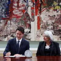 Justin Trudeau, alături de guvernatorul general al Canadei, Mary Simon, semnează o proclamație privind aderarea regelui Charles al III-lea al Marii Britanii, în timpul unei ceremonii la Rideau Hall - Foto: Profimedia Images/ AFP/ Dave Chan