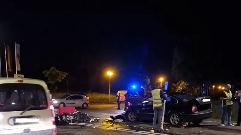Un motociclist a intrat frontal într-o mașină de pe contrasens în Ploiești. / Foto: observatorulph.ro