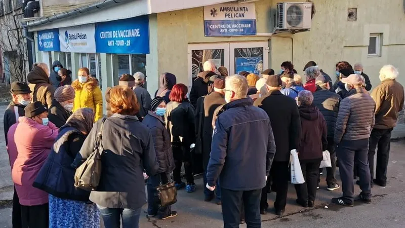 Aproape 100 de persoane, la coadă la vaccinare, fără măsuri de protecție și în frig. Foto Bihoreanul