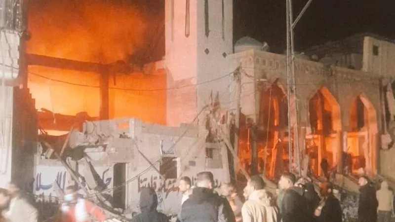 Bombardamente israeliene în Rafah. 52 de morți, mai mult locuințe și 3 moschei, distruse - Foto: X/ @HadiNasrallah