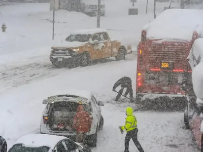 Probleme în trafic, din cauza zăpezii. FOTO: Captură video