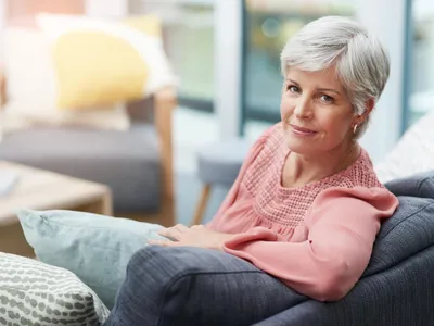 Pensionaă la pensie acasă - Foto: Freepik