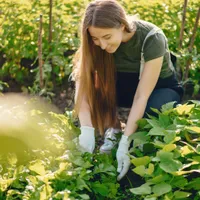Femeie care plantează în grădină - Foto: Freepik (Imagine cu rol ilustrativ)