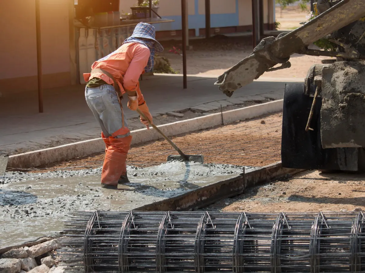 Bărbat care toarnă ciment - Foto: Freepik (Imagine cu rol ilustrativ)