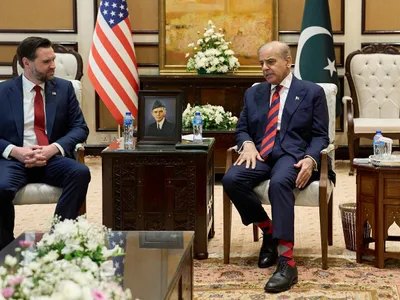 JD Vance și Shehbaz Sharif - foto: Profimedia Images