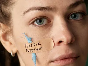 Femeie cu un plasture lipit pe faţă, care prinde mai multe fire de microplastic - Foto: Pexels/Julia M Cameron