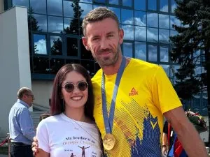 Bullying, diagnostic greșit și speranță. Lecția de viață din familia unui campion olimpic: 'După operație, am văzut pentru prima dată în viață că mama are pistrui'